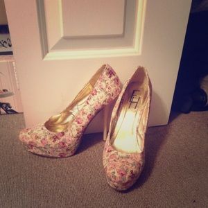 FH Size 10 Floral Pumps